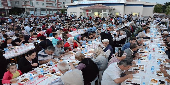 LÜKS MEKANLARDA DEĞİL HALKIN İÇİNDE İFTAR