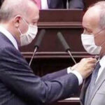 BAŞKAN ATA’NIN ROZETİNİ CUMHURBAŞKANI ERDOĞAN TAKTI