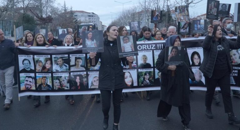 TREN KATLİAMI  DURUŞMASINI TİYATROYA ÇEVİRDİ
