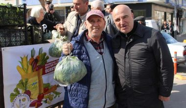 HALKA ÜCRETSİZ ISPANAK VE LAHANA DAĞITTI