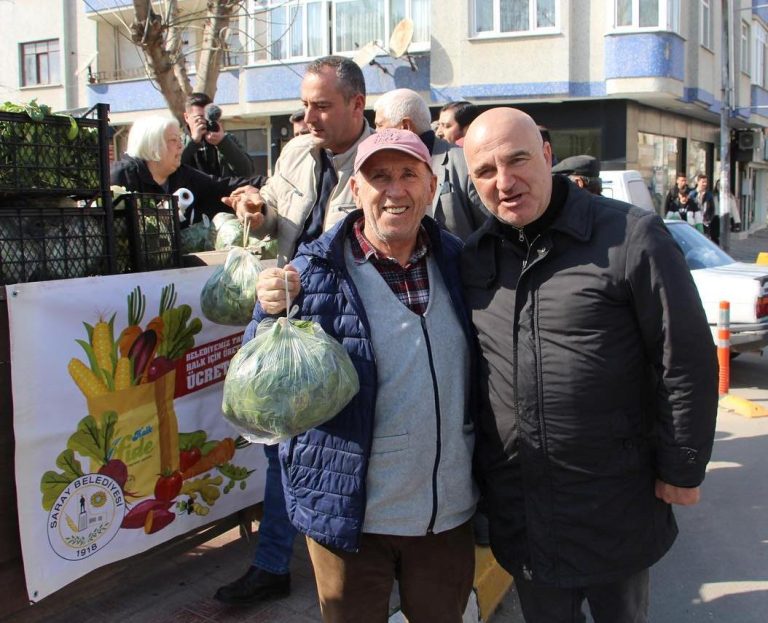 HALKA ÜCRETSİZ ISPANAK VE LAHANA DAĞITTI