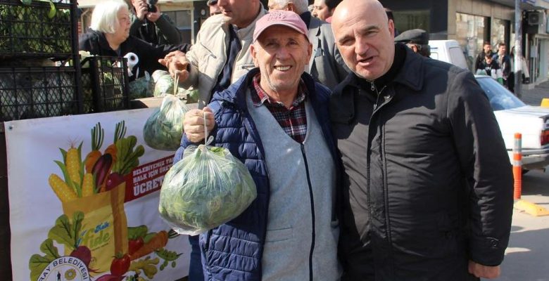 HALKA ÜCRETSİZ ISPANAK VE LAHANA DAĞITTI