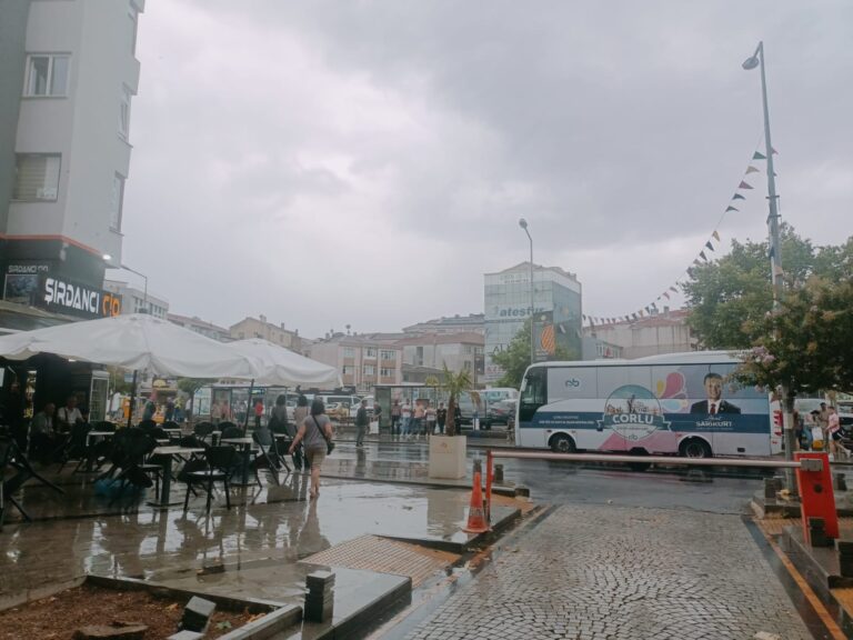 ÇORLU’DA SEVİNDİREN YAĞMUR!