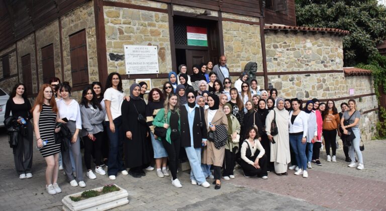 ÜNİVERSİTELİ KIZLARA ŞEHİR TURU