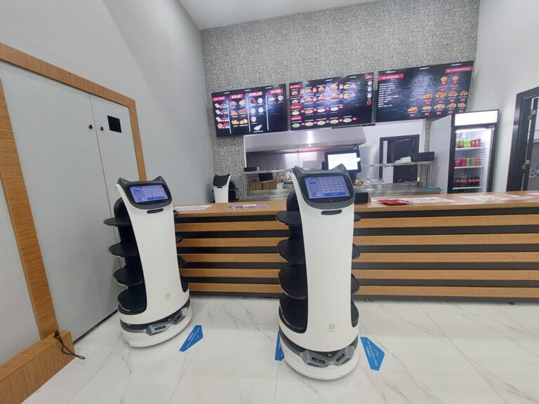 ROBOTLARIN ELİNDEN KAHVALTI YAPIP TATLI YEDİNİZ Mİ