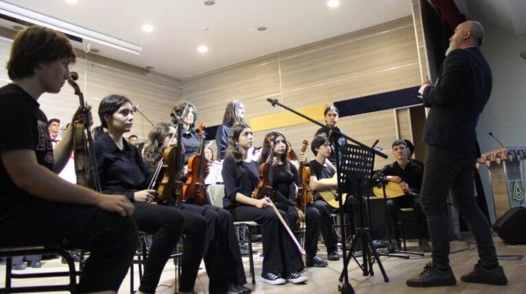 15 YAŞINDA Kİ ATLAS YAZDI MURAT KAYA BESTELEDİ