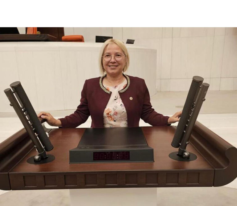 GENÇLER GELECEKLERİNİ EĞİTİMİNDE GÖRMÜYORLAR