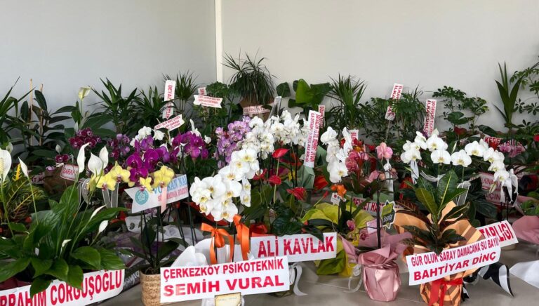 TEBRİK İÇİN GELEN ÇİÇEKLERİ BAKIN NE YAPTI