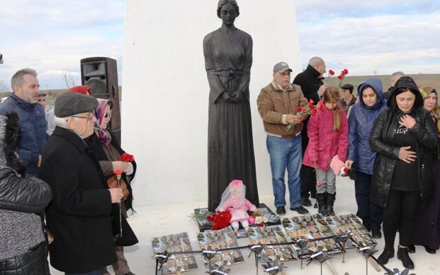 YAKINLARIMIZI DA HAYATLARIMIZI DA TOPRAĞA GÖMDÜK