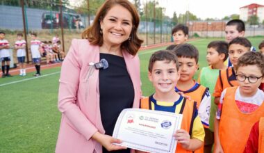 GELECEĞİN FUTBOLCULARINA SERTİFİKALARI MÜGE BAŞKAN’DAN