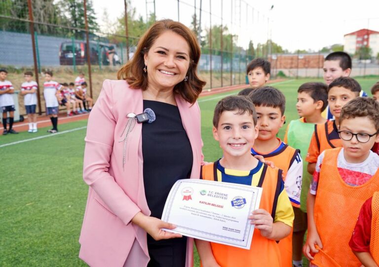 GELECEĞİN FUTBOLCULARINA SERTİFİKALARI MÜGE BAŞKAN’DAN