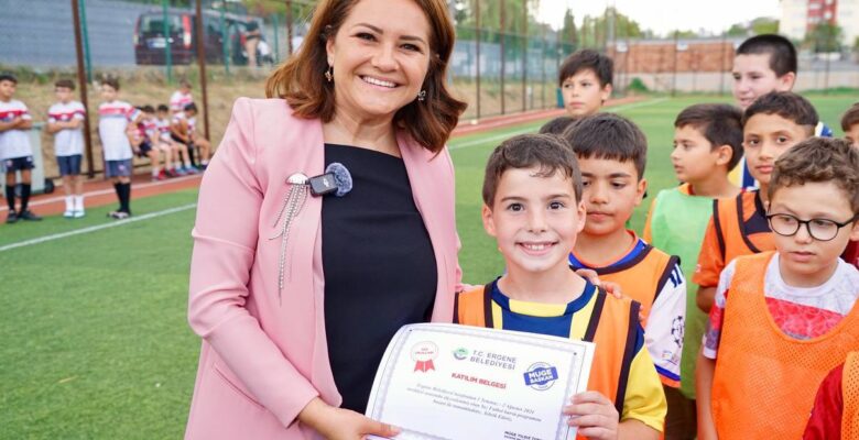 GELECEĞİN FUTBOLCULARINA SERTİFİKALARI MÜGE BAŞKAN’DAN