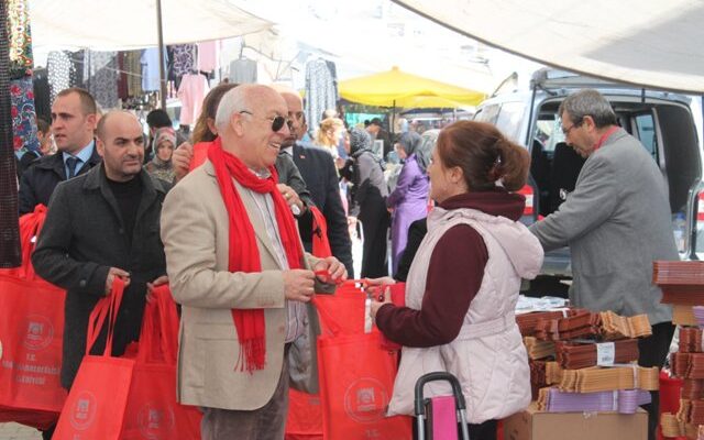 BAŞKAN UYAN DAN VATANDAŞLARA ÇEVRE DOSTU BEZ TORBA