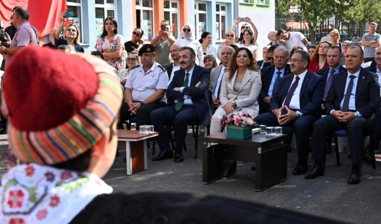 ÖĞRENCİ VE EĞİTİMCİLERİN YANINDAYDI