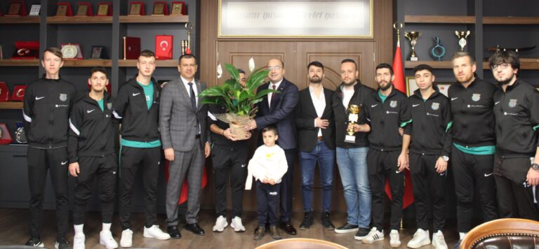 ŞAMPİYON TAKIM ERGENE KAYMAKAMINI ZİYARET ETTİ