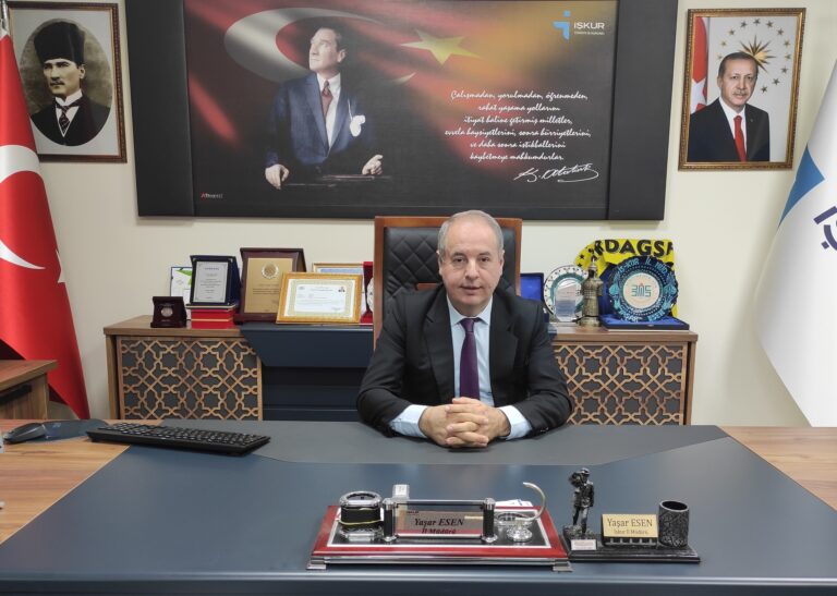 ÖĞRENCİLERE YOL GÖSTERMEYE DEVAM EDİYOR