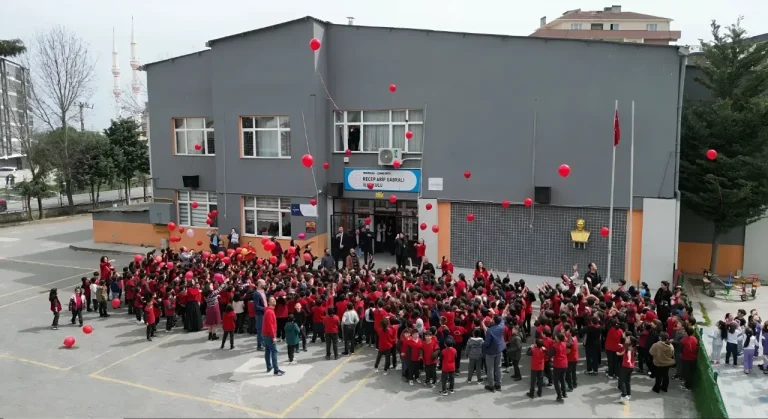 KIRMIZI BALONLAR OTİZM FARKINDALIĞI İÇİN UÇTU