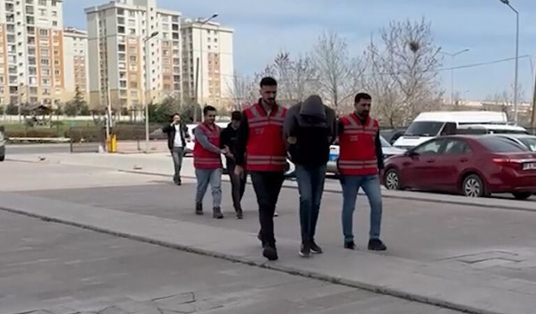 TEKİRDAĞ’DA TARTIŞTIĞI BABASINI AV TÜFEĞİYLE VURARAK ÖLDÜREN ZANLI İLE ENİŞTESİ TUTUKLANDI