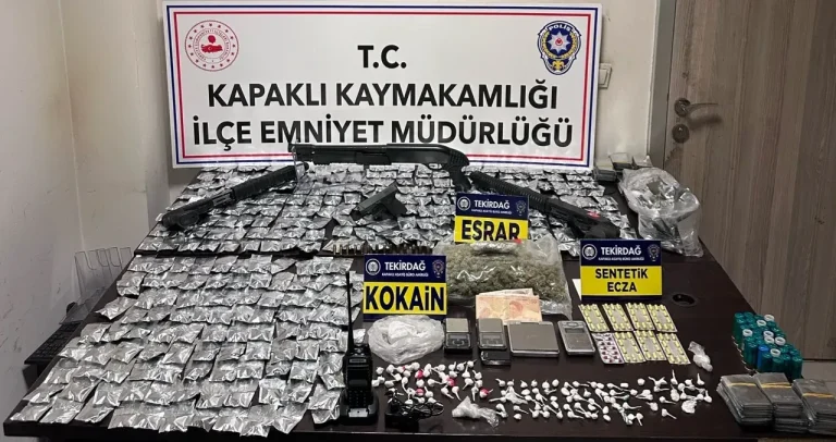ZEHİR TACİRLERİNE DARBE: KİLOLARCA YASAKLI MADDE VE SİLAH ELE GEÇİRİLDİ