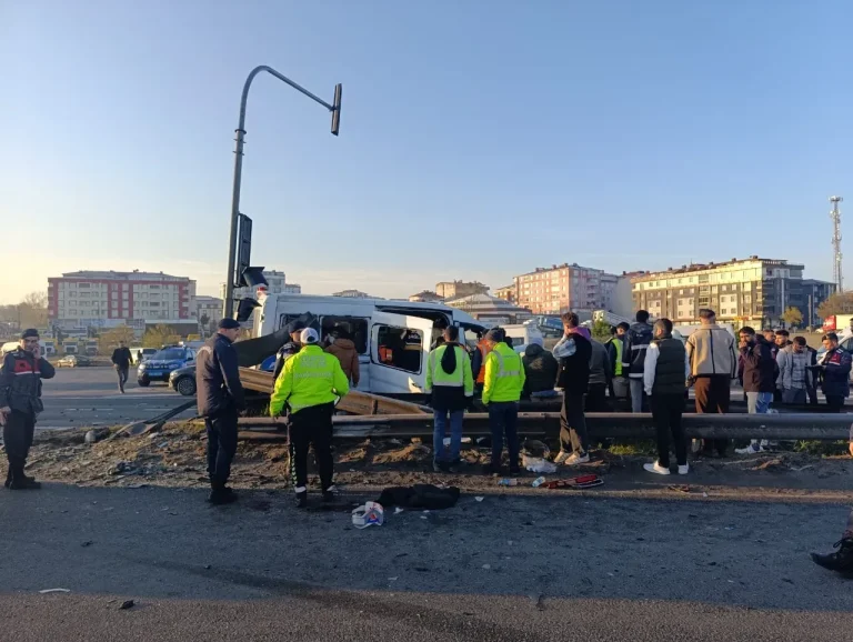 ÇERKEZKÖY’DE İŞÇİ SERVİSLERİ ÇARPIŞTI: 18 KİŞİ YARALI
