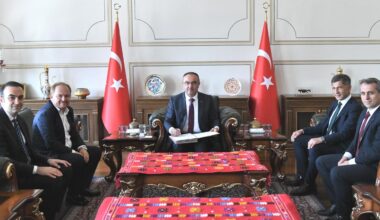 İNSANLAR İSİMLERİYLE DEĞİL ESERLERİYLE ANILIR