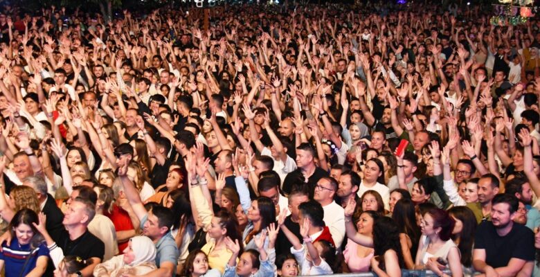 YÜKSEK SADAKAT VE ZEYNEP BASTIK COŞTURDU