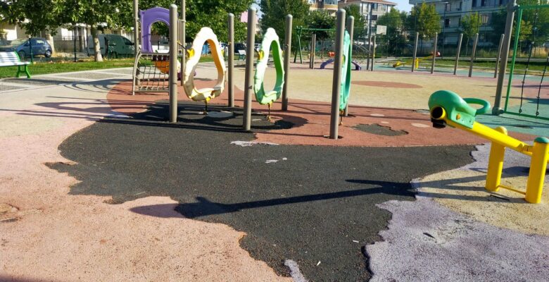 ÇORLU’DA PARKLAR REZİL HALDE