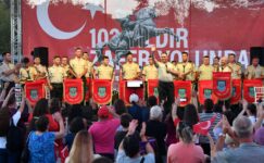 ZAFER BAYRAMI COŞKUSU SÜLEYMANPAŞA SAHİLİNİ SARDI
