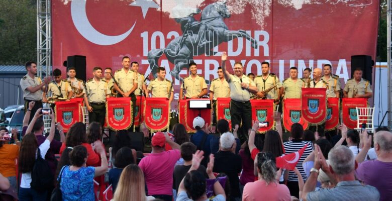 ZAFER BAYRAMI COŞKUSU SÜLEYMANPAŞA SAHİLİNİ SARDI
