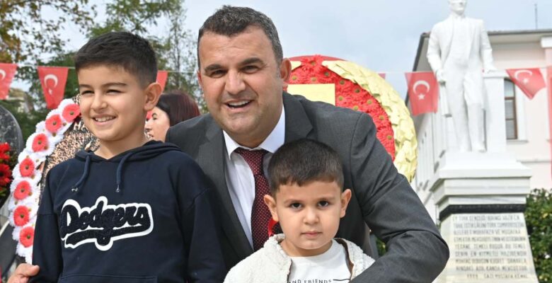 CUMHURİYET BAYRAMINI ÇOCUKLARLA KUTLADI