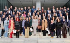 EGO YOK  KİBİR YOK  SİYASİ ŞOV YOK