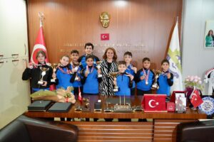 BAŞARILI SPORCULARDAN BAŞKAN MÜGE YILDIZ TOPAK’A ZİYARET!