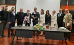 YOĞUN KATILIMLI EMRE KONGAR İMZA GÜNÜ