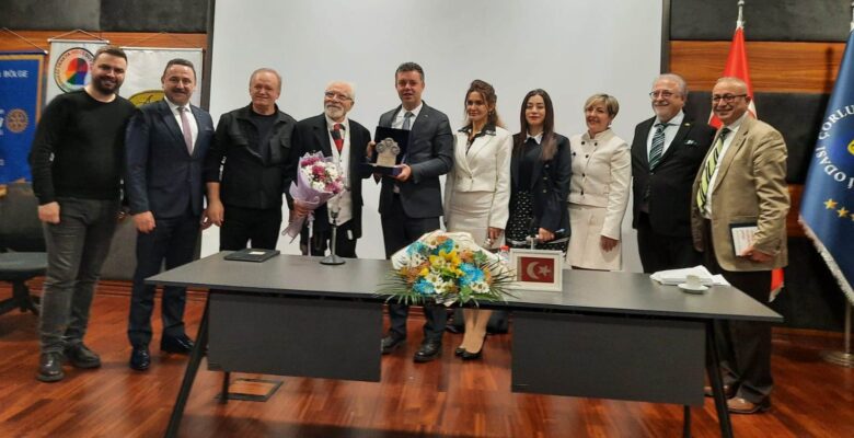 YOĞUN KATILIMLI EMRE KONGAR İMZA GÜNÜ