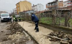 BİR GÜNDE DÖRT MAHALLEDE YOL VE KALDIRIM SORUNU ÇÖZÜLDÜ!