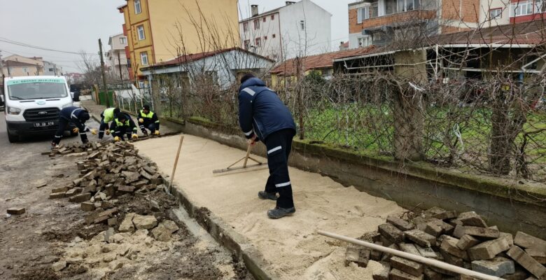 BİR GÜNDE DÖRT MAHALLEDE YOL VE KALDIRIM SORUNU ÇÖZÜLDÜ!