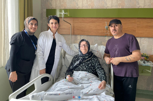 YÜKSEK RİSKLİ RAHİM KANSERİ AMELİYATI BAŞARIYLA GERÇEKLEŞTİRİLDİ