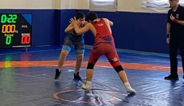 GENÇ GÜREŞÇİLERDEN NEFES KESEN MÜSABAKALAR