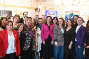 KADIN RESSAMLARIN CANLI PERFORMANSLARI