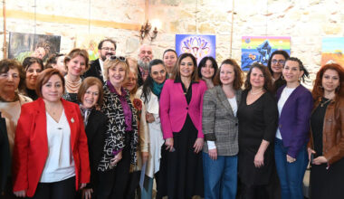 KADIN RESSAMLARIN CANLI PERFORMANSLARI