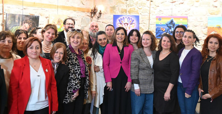 KADIN RESSAMLARIN CANLI PERFORMANSLARI