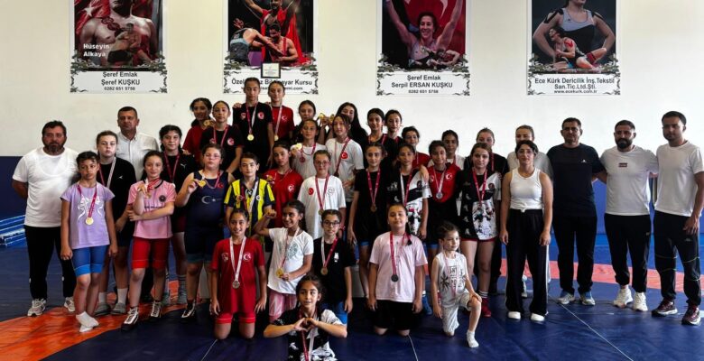 ÇORLU U 8-14 YAŞ GÜREŞÇİLERİN HEYECANINA SAHNE OLDU   