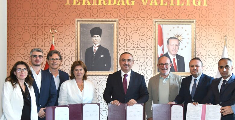 NARİN AİLESİ YAPTIĞI ESERLERİYLE TAKTİR TOPLUYOR