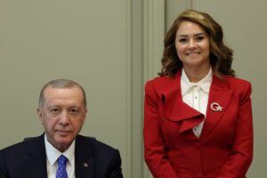 BİZ BU MİLLETE EFENDİ OLMAYA DEĞİL, HİZMETKAR OLMAYA GELDİK!